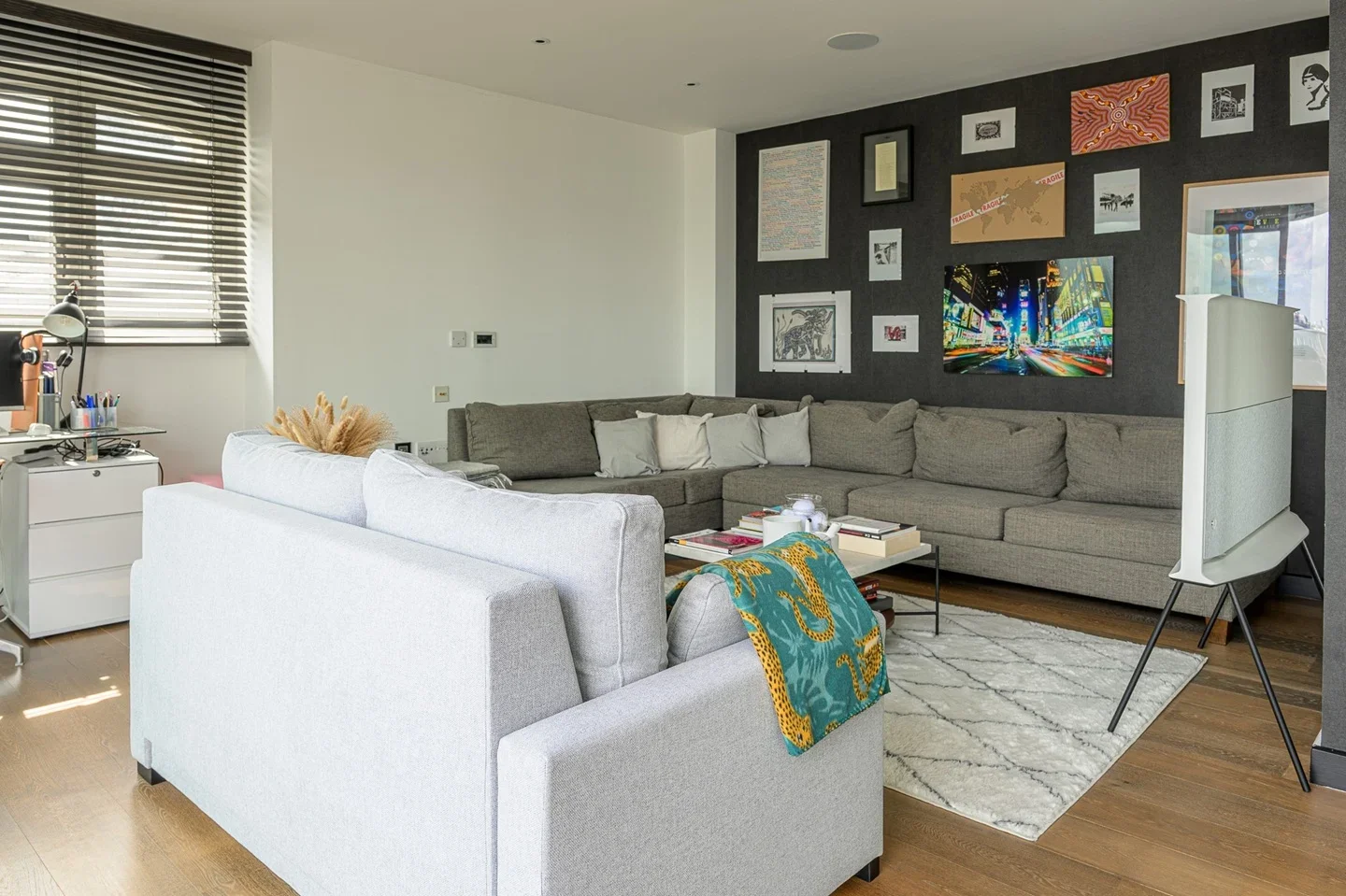 Flat Bridle Mews in Greater London