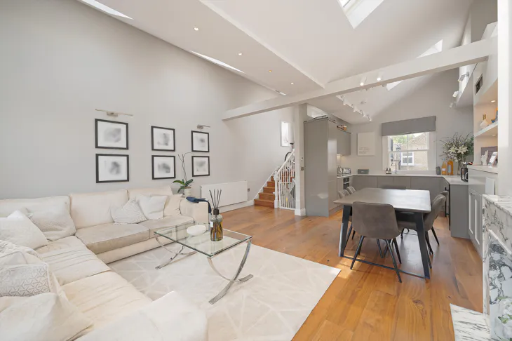 Flat Fernshaw Road in Greater London