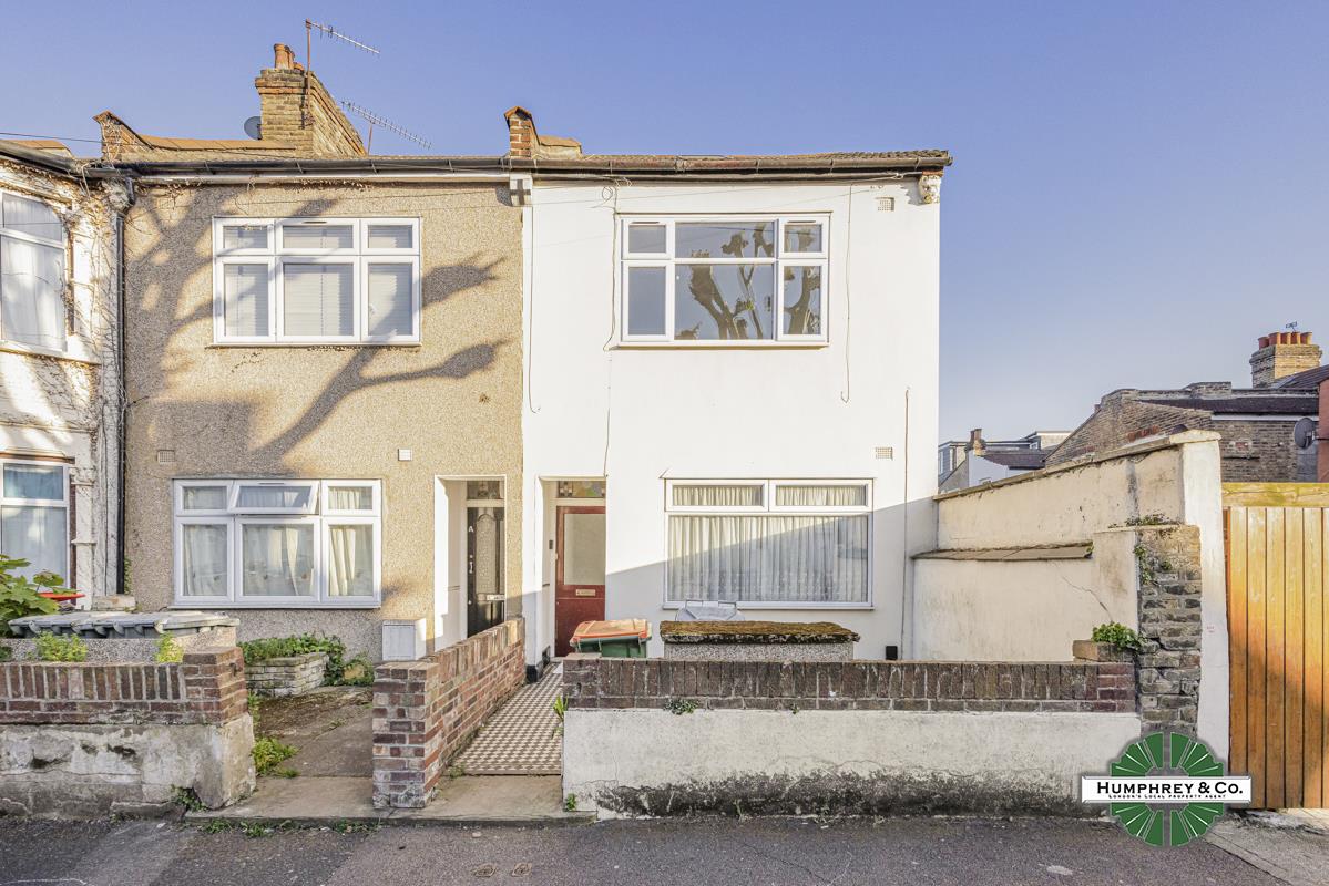 Flat Wilson Road in Greater London
