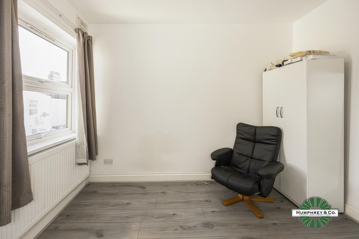 Flat Wilson Road in Greater London