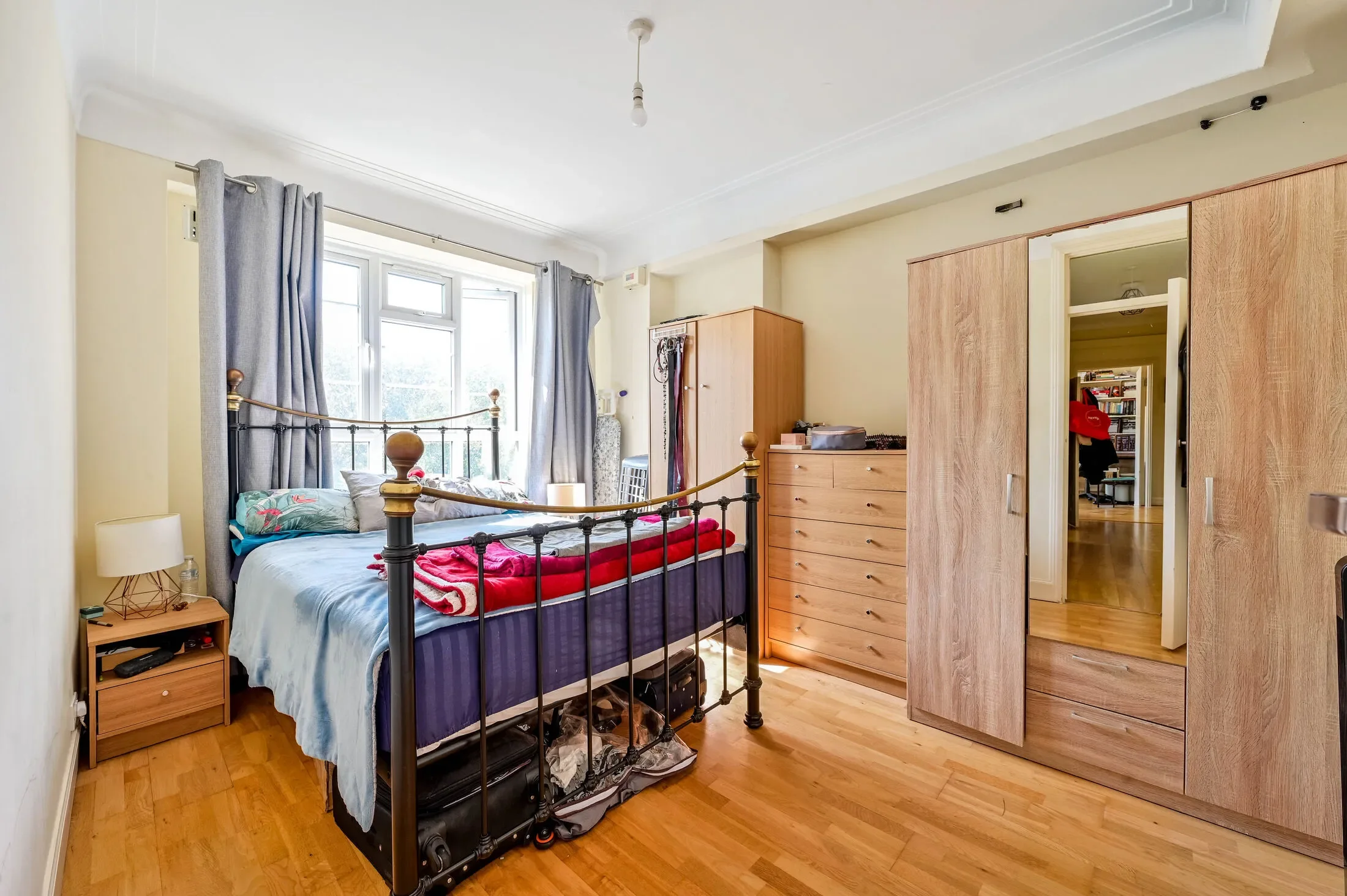 Flat Wimbledon Hill Road in Greater London