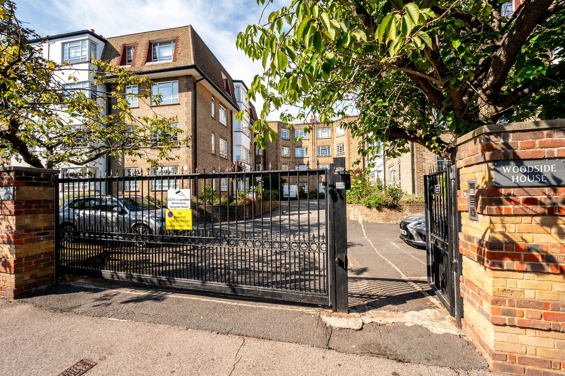 Flat Wimbledon Hill Road in Greater London