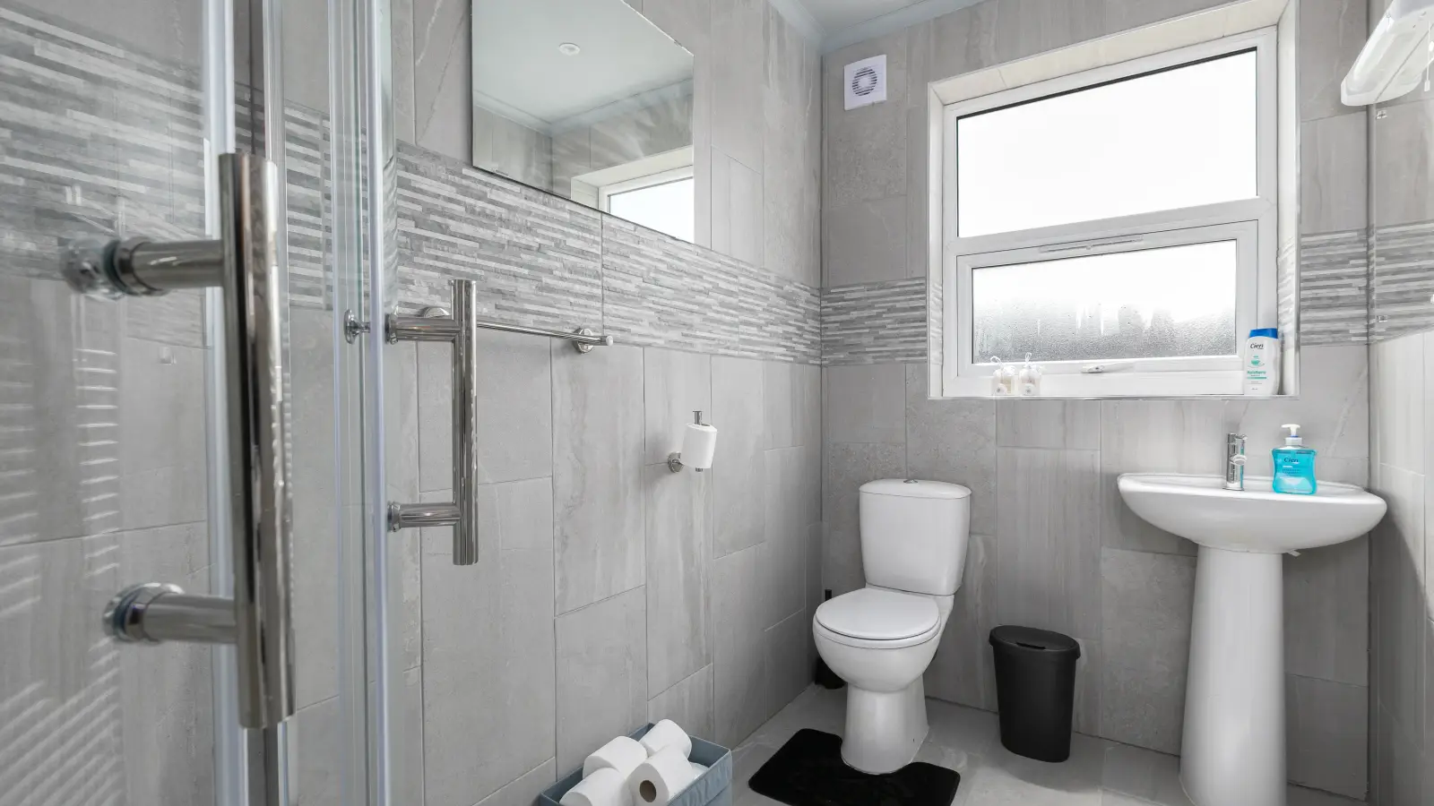 Flat Cheddington Road in Greater London