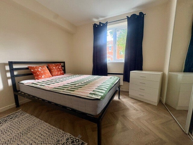 Flat Farriers Close in Swindon