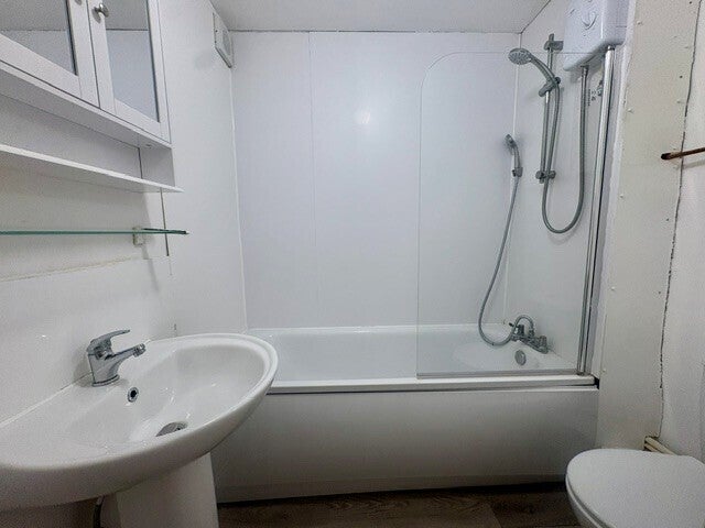 Flat Farriers Close in Swindon