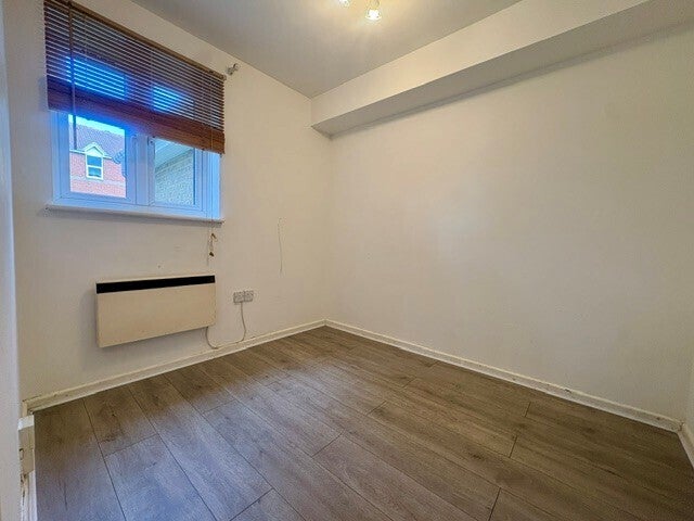 Flat Farriers Close in Swindon
