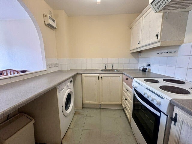 Flat Farriers Close in Swindon