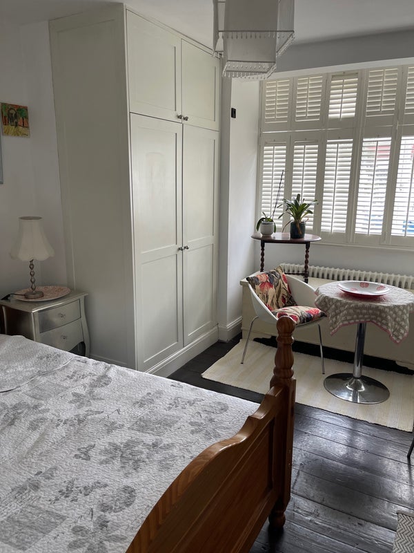 Room Dorset Road in Greater London