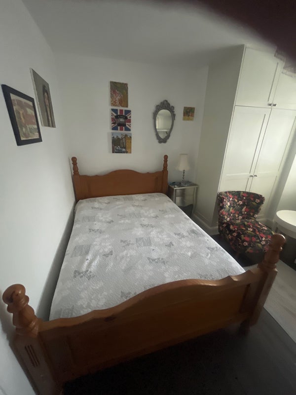 Room Dorset Road in Greater London