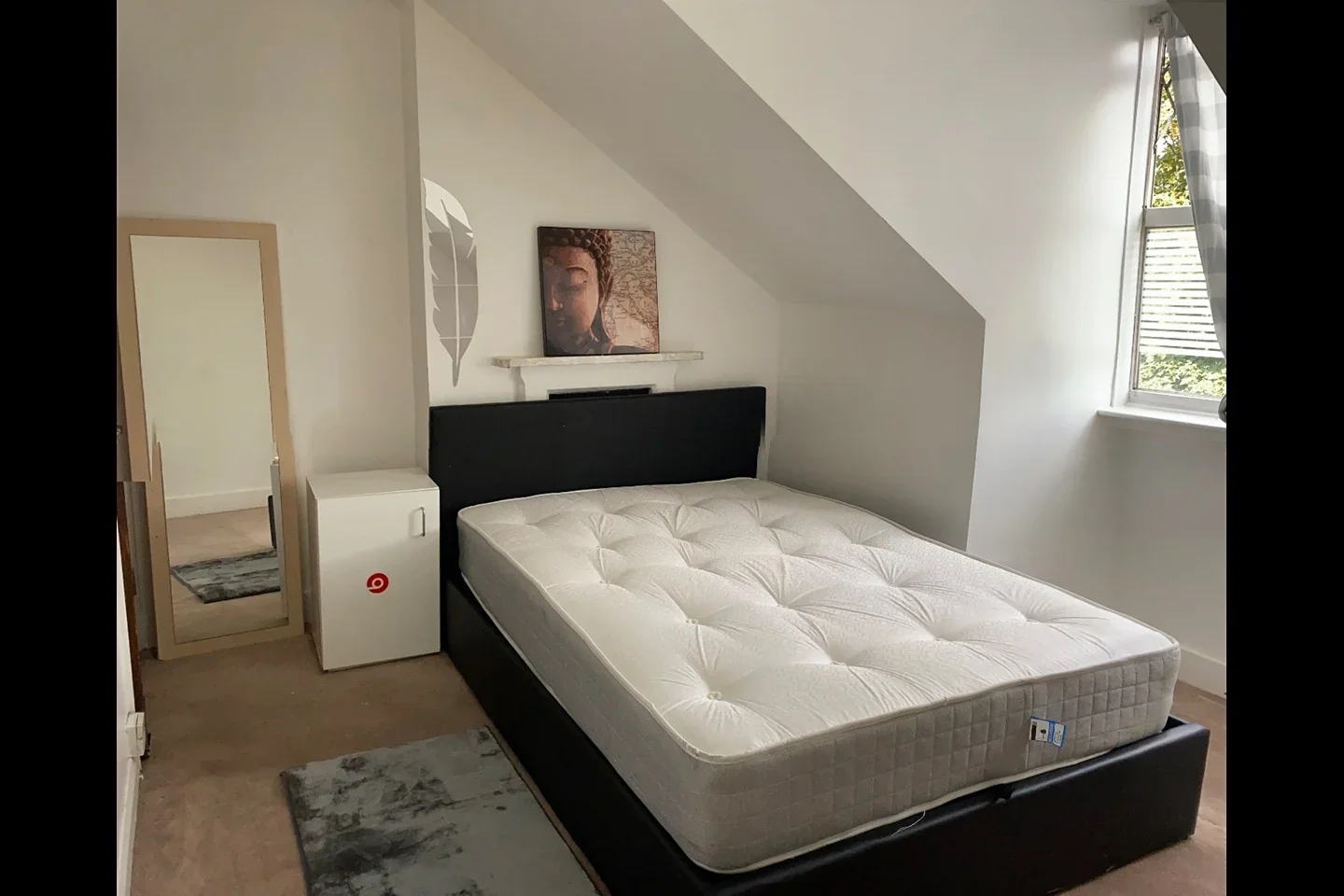 Room Vicarage Road in Watford