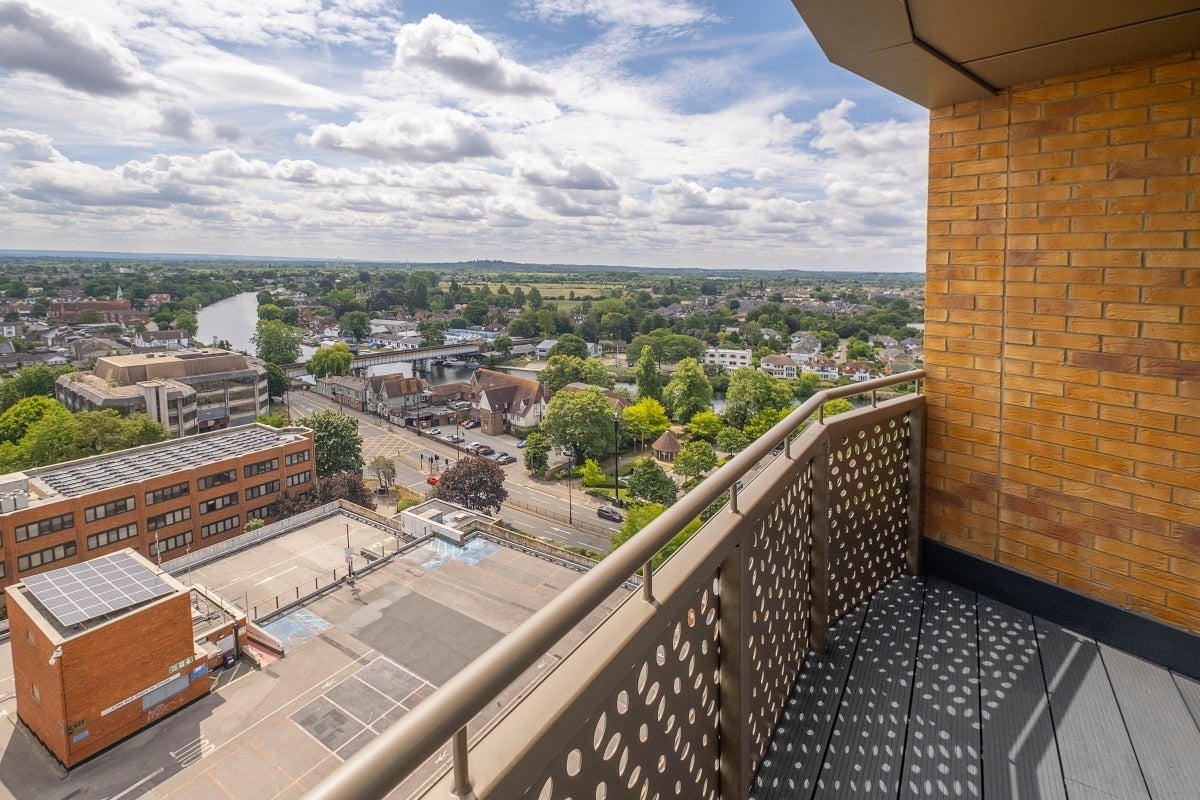 Flat Elmsleigh Road in Borough of Spelthorne