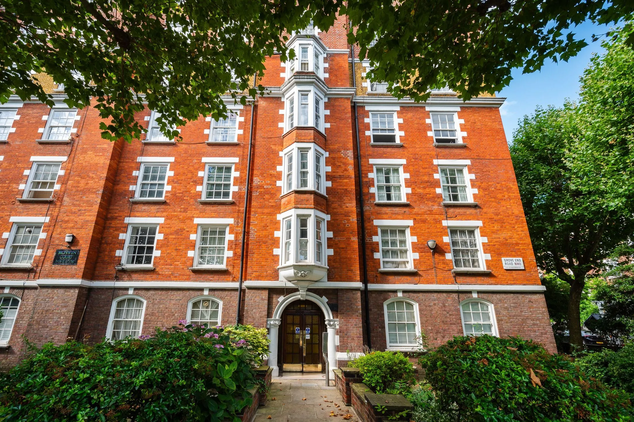 Flat Grove End Road in City of Westminster