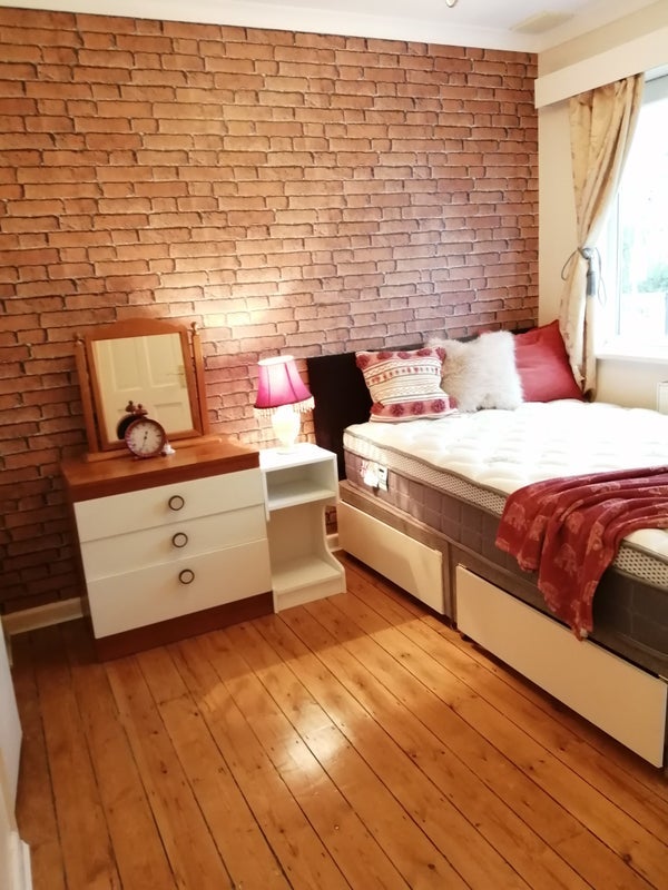 Room Pickwick Crescent in West Suffolk
