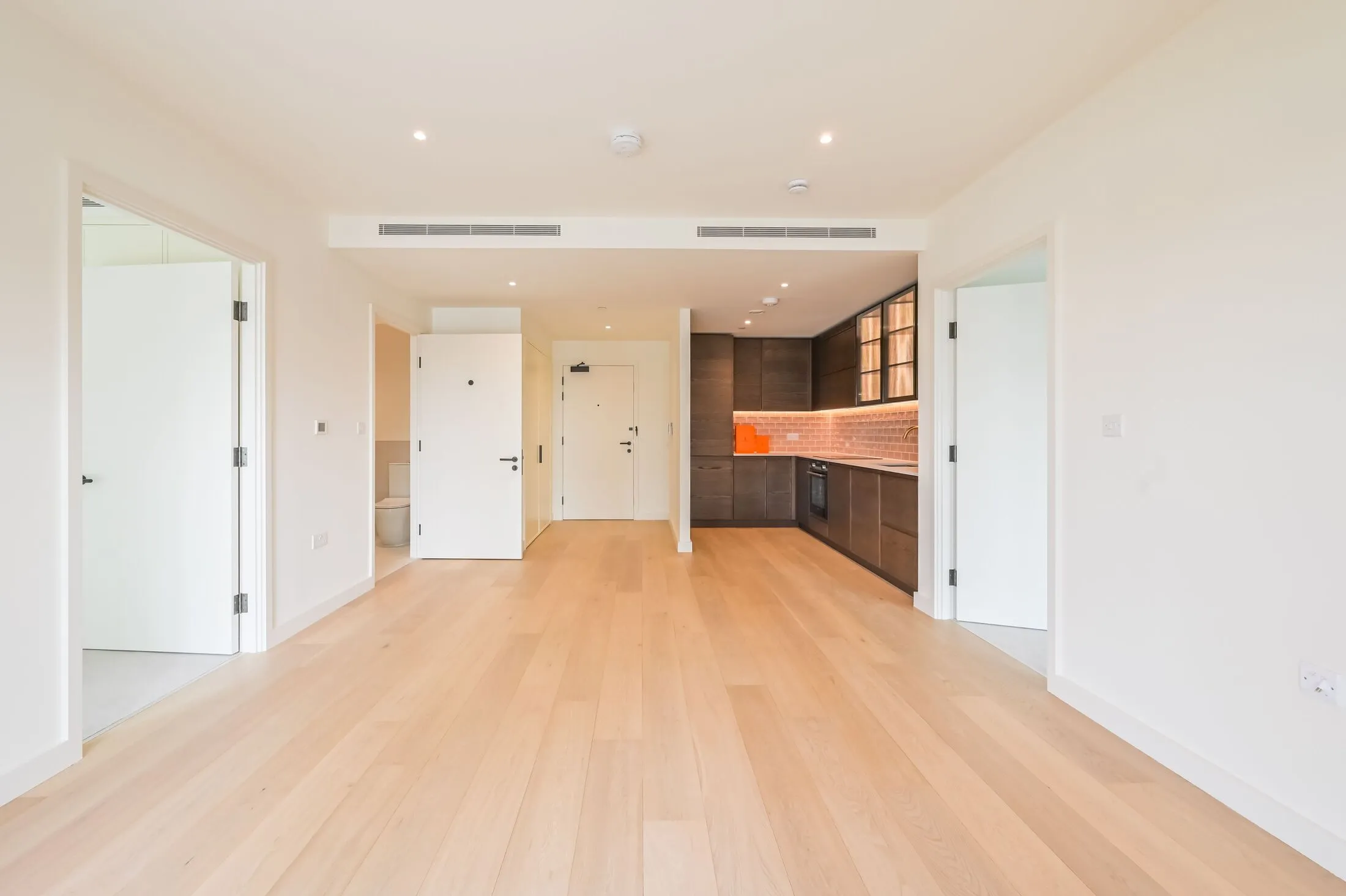 Flat Royal Crest Avenue in Greater London