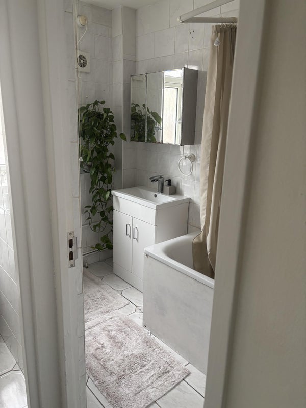Room Hartington Road in Greater London