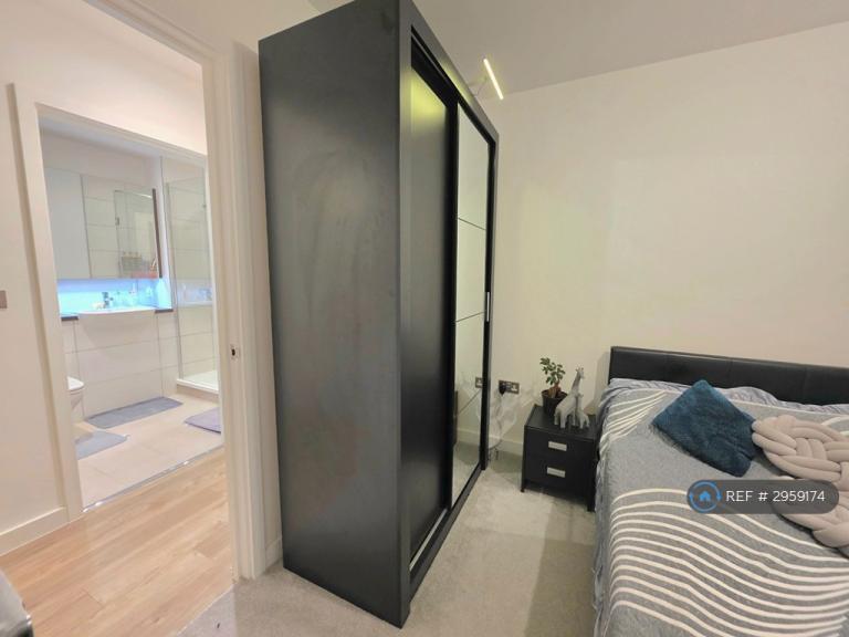 Room Anderson Road in Greater London