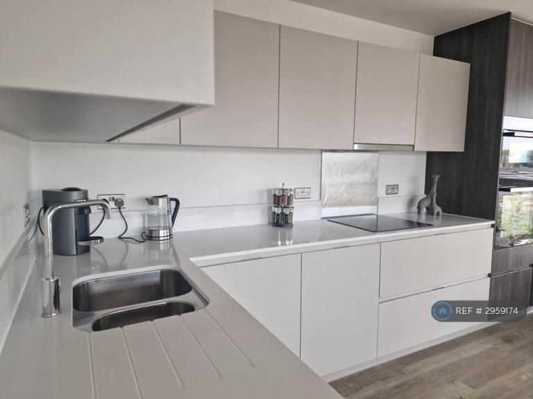 Room Anderson Road in Greater London