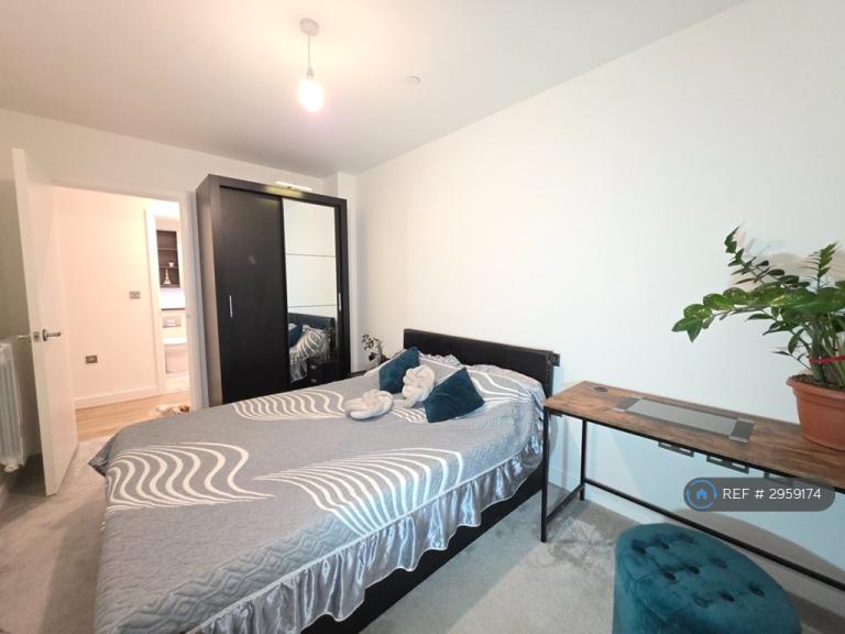Room Anderson Road in Greater London