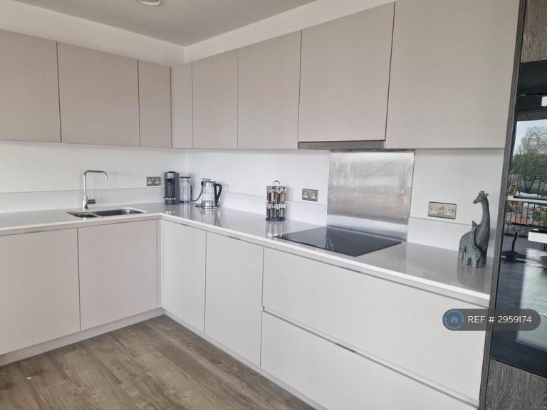 Room Anderson Road in Greater London
