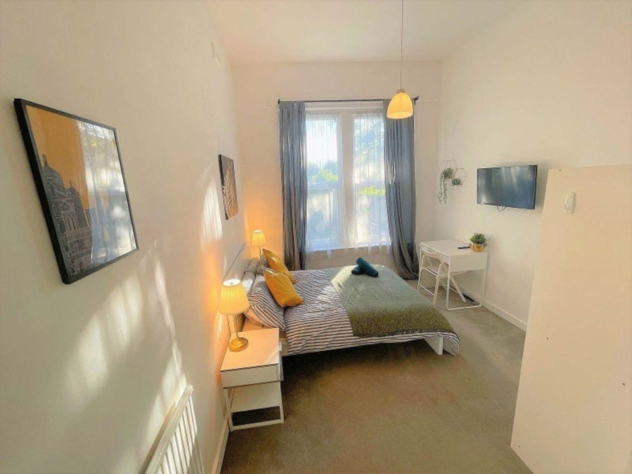 Room Finchley Road in Greater London