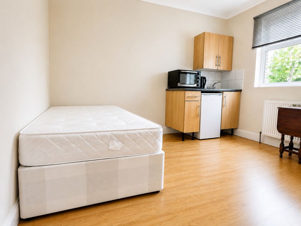 Room Cranbrook Park in Greater London