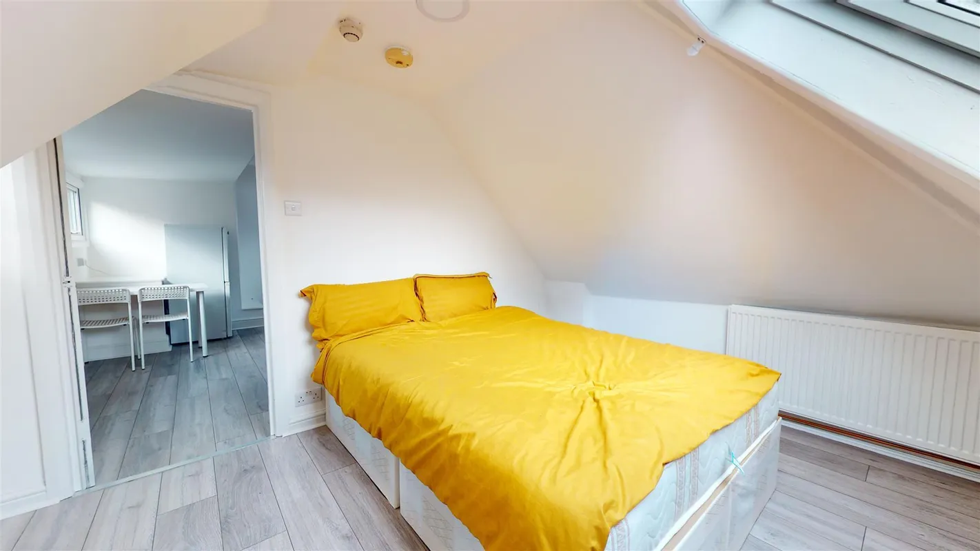 Flat Heathfield Park in Greater London