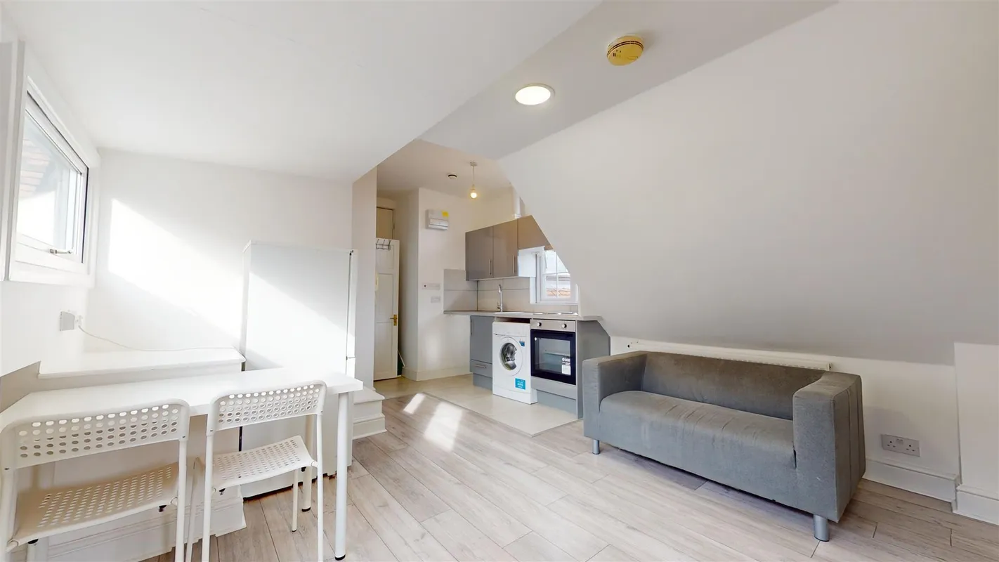 Flat Heathfield Park in Greater London