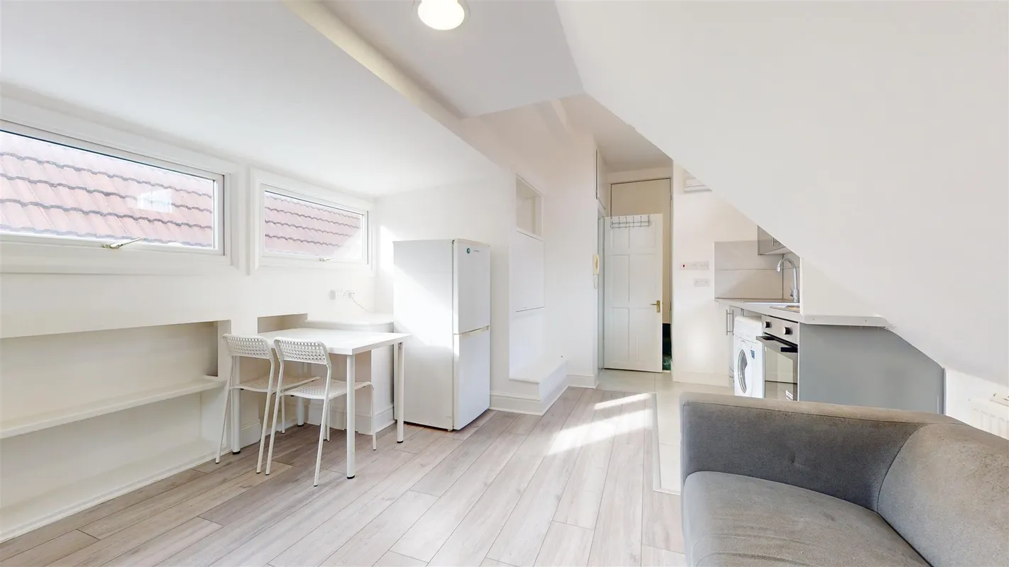 Flat Heathfield Park in Greater London