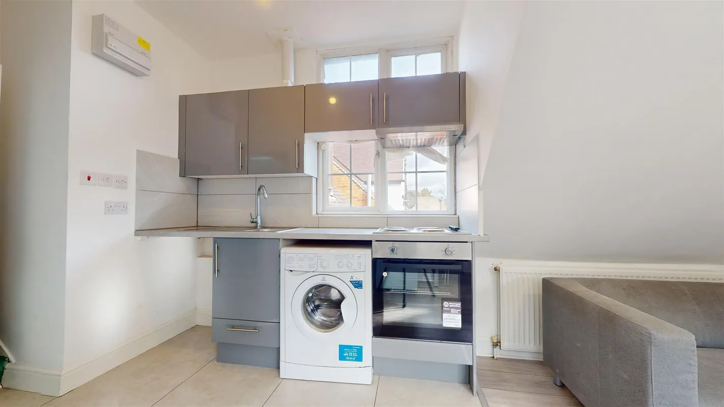 Flat Heathfield Park in Greater London