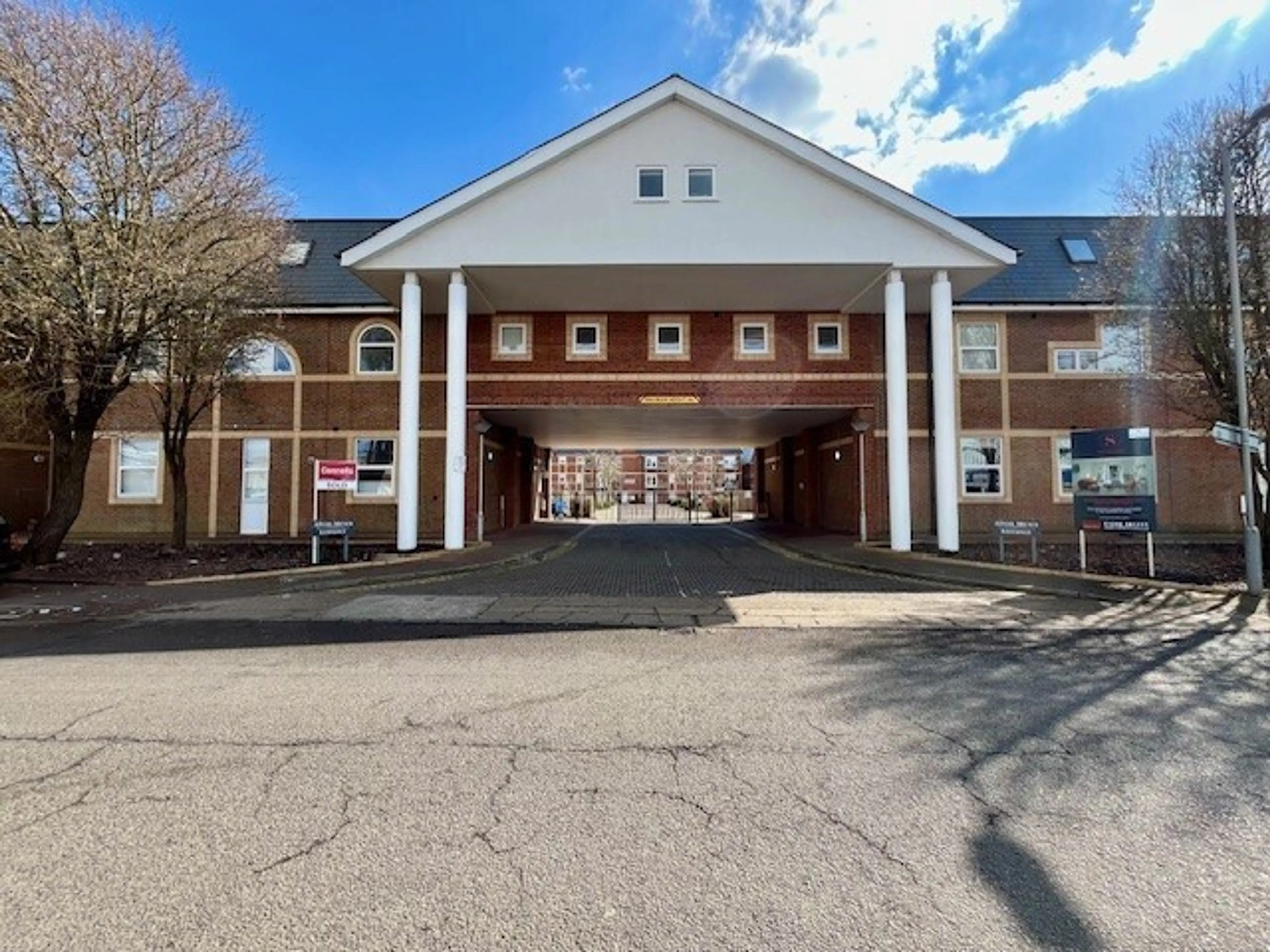 Flat Gatehouse Way in Aylesbury