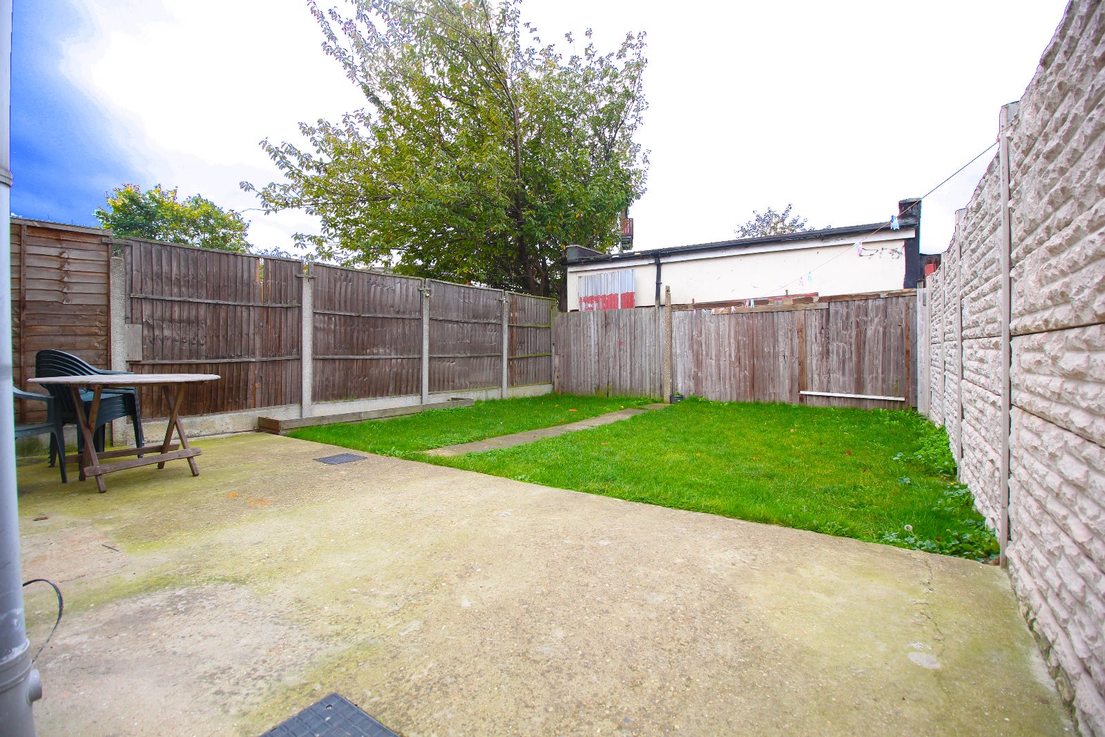 Flat Blithbury Road in Greater London