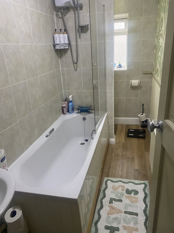 Room Lower Kewstoke Road in Weston-super-Mare