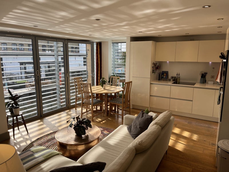 Flat Waterfront Mews in Greater London