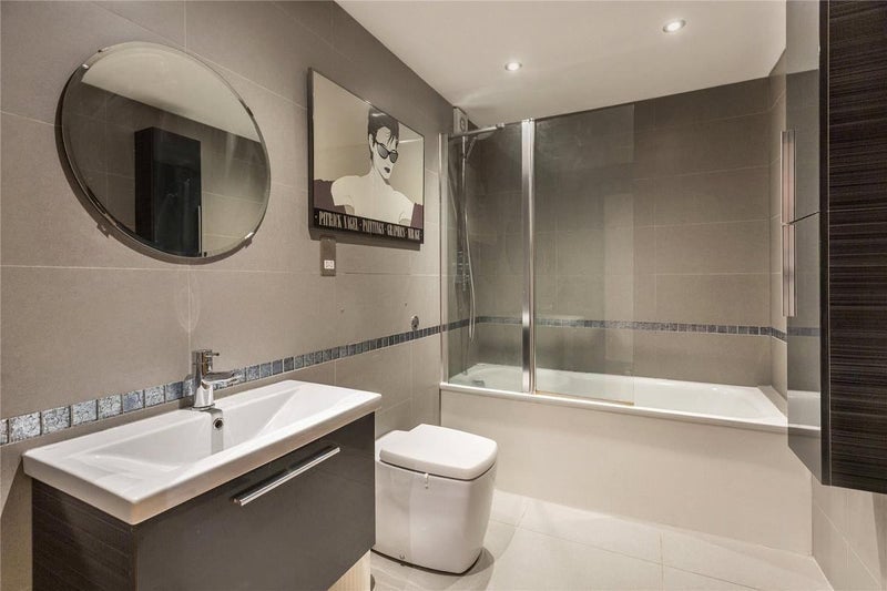 Flat Waterfront Mews in Greater London