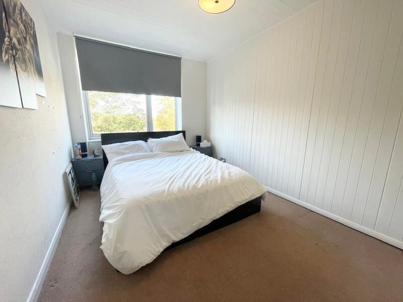 Flat Colney Hatch Lane in Greater London