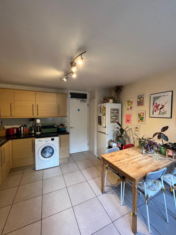 Room Erskine Crescent in Greater London