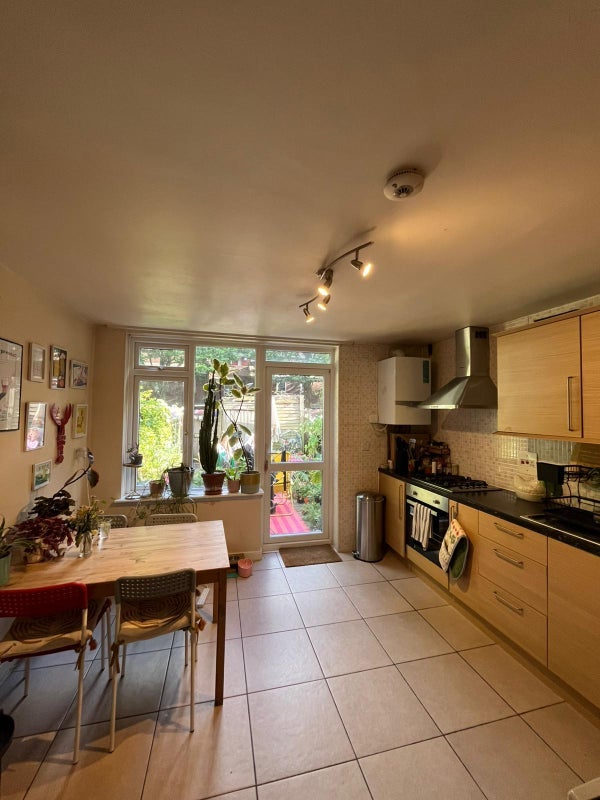 Room Erskine Crescent in Greater London
