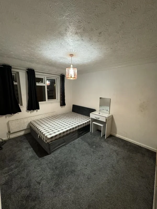 Room Belle Vue Road in Leeds
