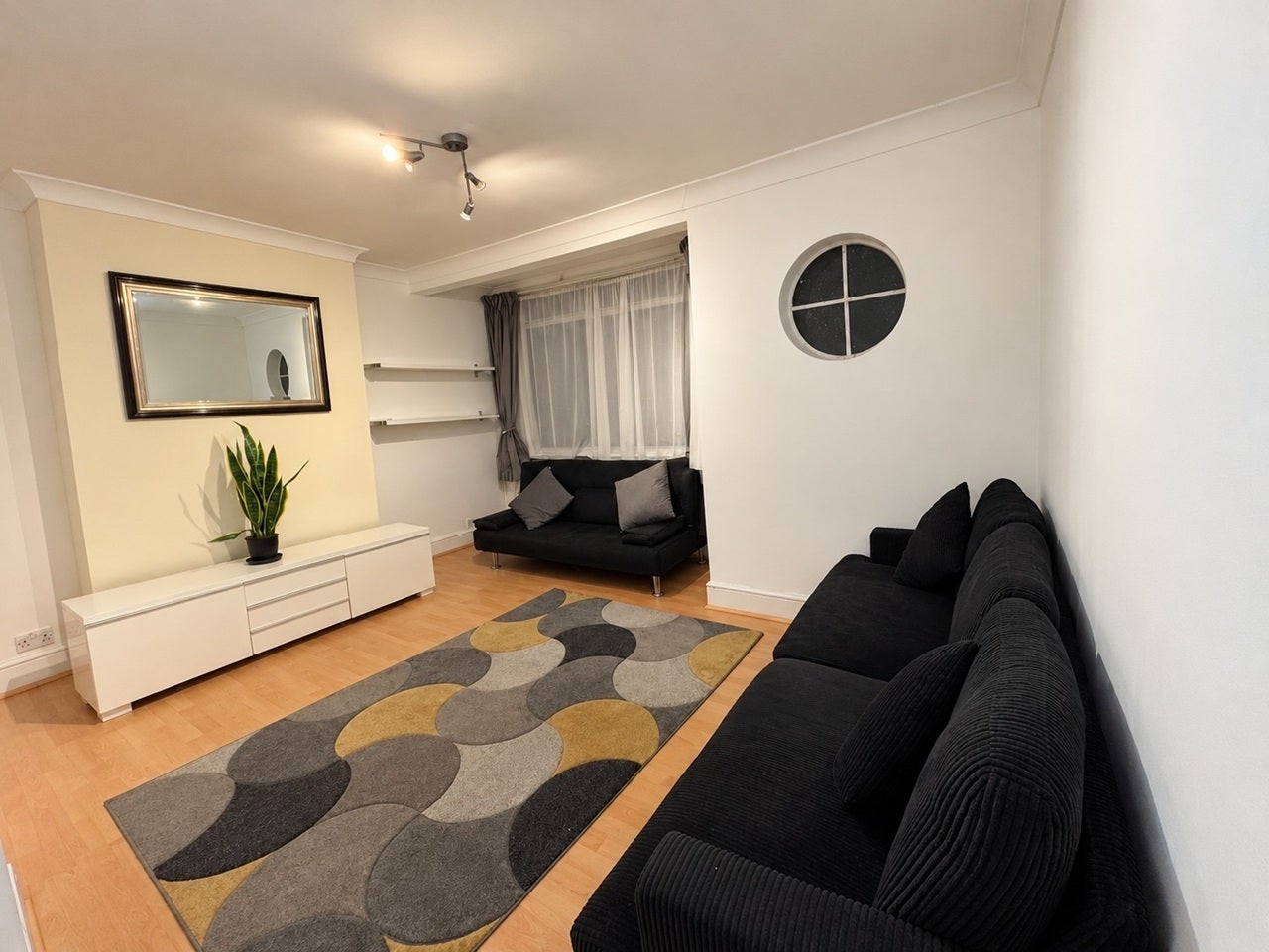 House Hanover Avenue in Greater London