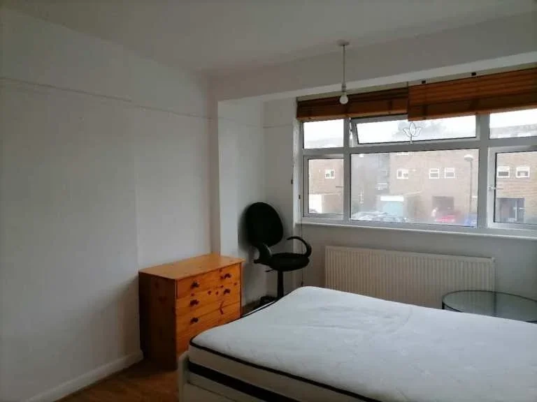 Room Spencer Road in Greater London