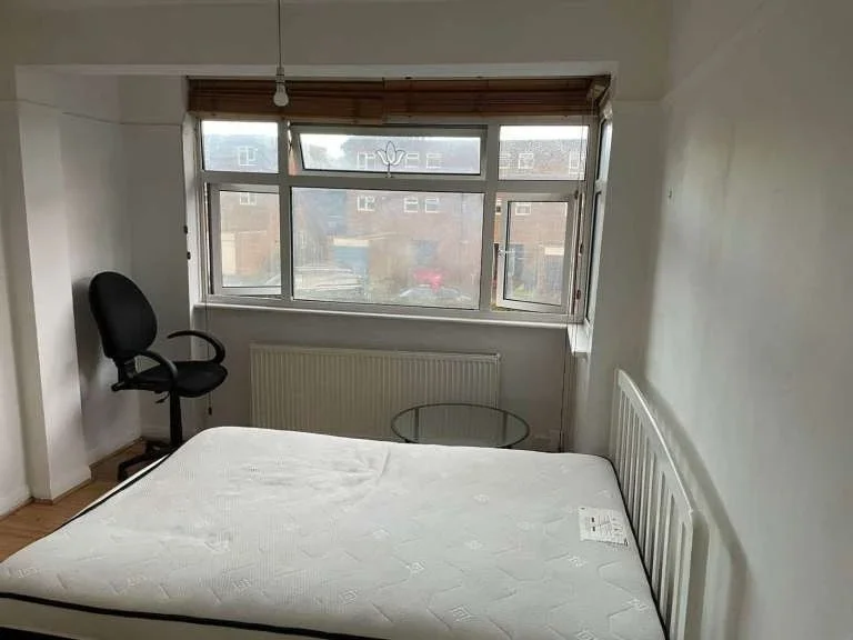 Room Spencer Road in Greater London