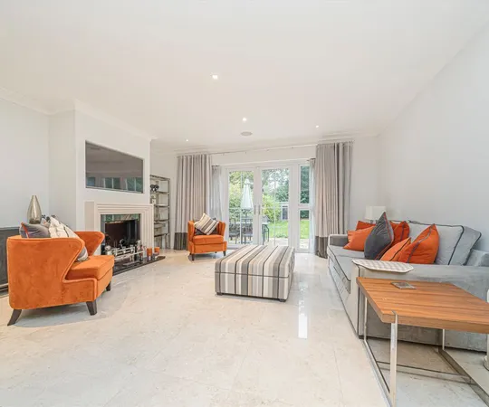 Flat Old Avenue in Elmbridge