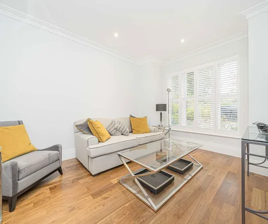 Flat Old Avenue in Elmbridge