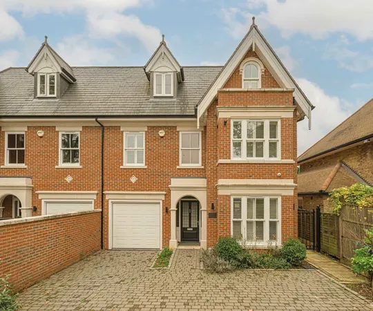 Flat Old Avenue in Elmbridge