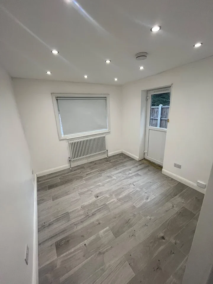 Flat Cann Hall Road in Greater London
