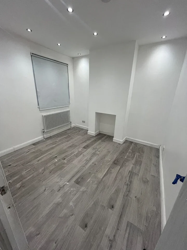 Flat Cann Hall Road in Greater London