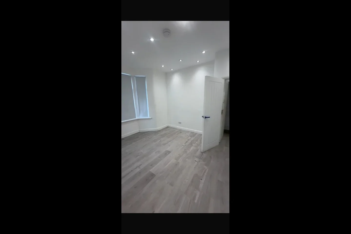 Flat Cann Hall Road in Greater London