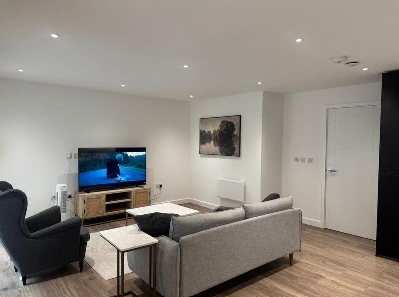 Flat Lismore Boulevard in Greater London
