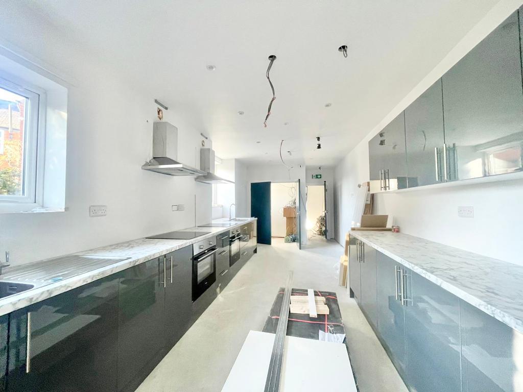 Room Lorne Road in Leicester
