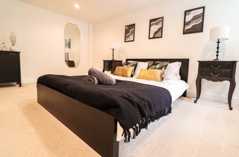 Flat Denmark Road in Greater London